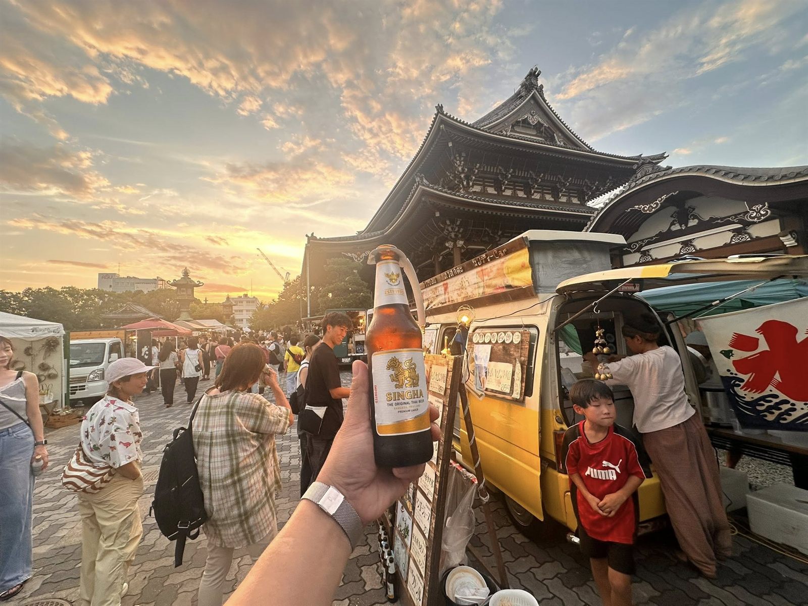 夕暮れの東別院とサワディーCar
